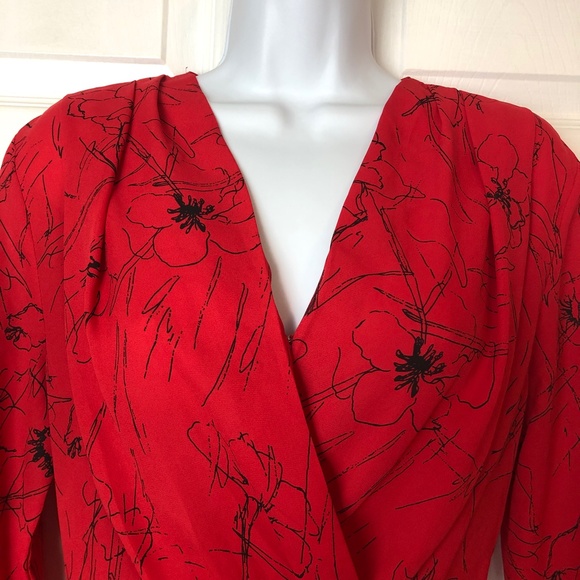 SOLD!!!!!! Astr The Label Gorgeous Black and Red V-Neck Flouncy Peplum Top sz M - Picture 3 of 9